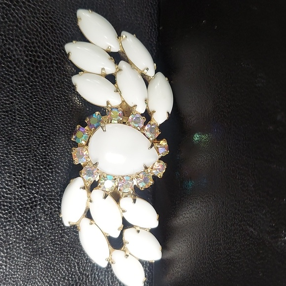 Vintage Milkglass Aurora Borealis Brooch Pin - Picture 1 of 9